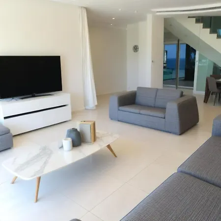 Beachfront Luxury Glory וילה