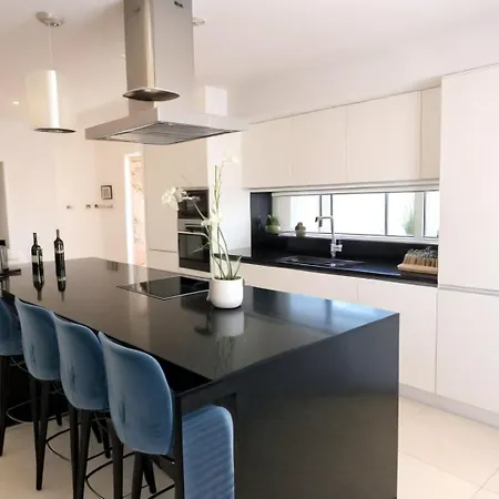 Beachfront Luxury Glory וילה *